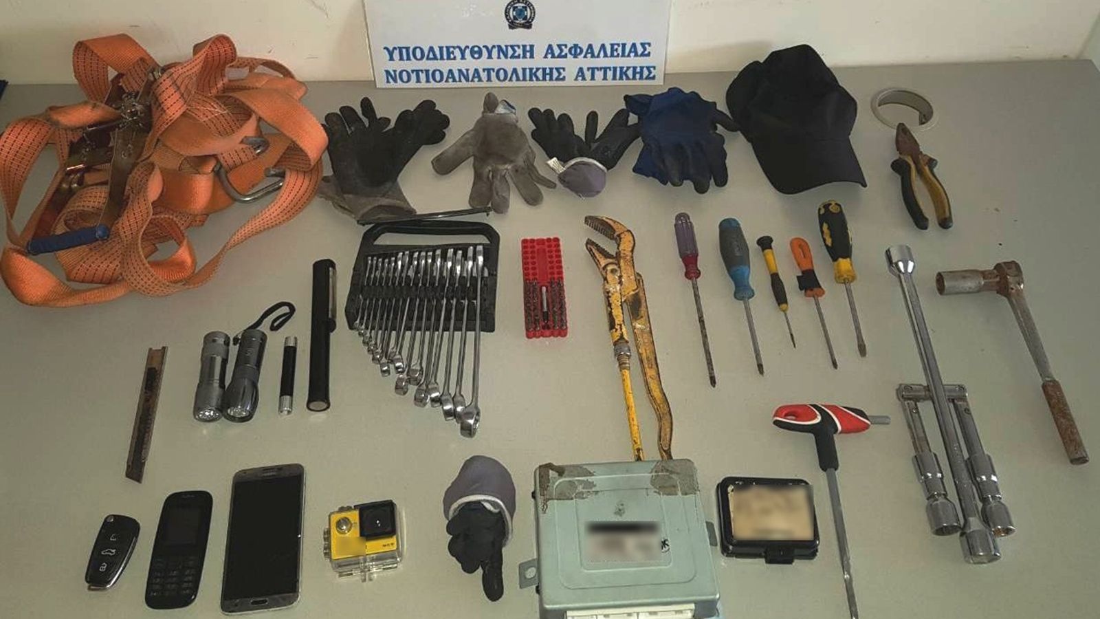 Στην κατοχή τους, βρέθηκαν και κατασχέθηκαν εργαλεία και εξειδικευμένος εξοπλισμός για την αφαίρεση αυτοκινήτων συγκεκριμένης μάρκας, καθώς και πλήθος