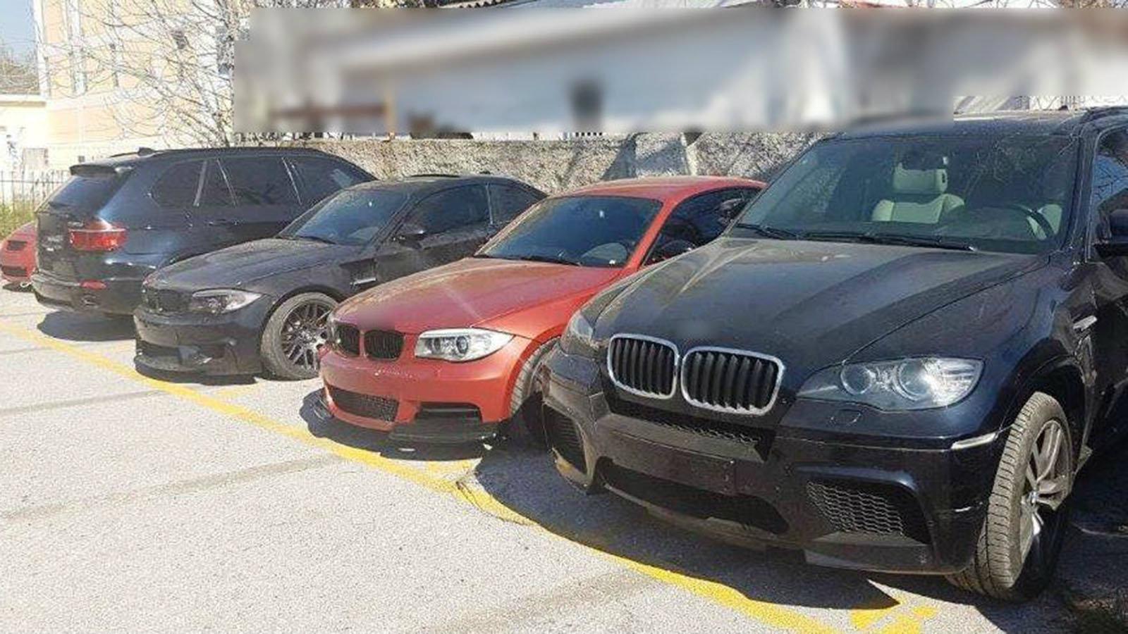 Ο 36χρονος προέβαινε στην αποσυναρμολόγηση των οχημάτων, σε συνεργείο που διατηρεί στο Μενίδι.