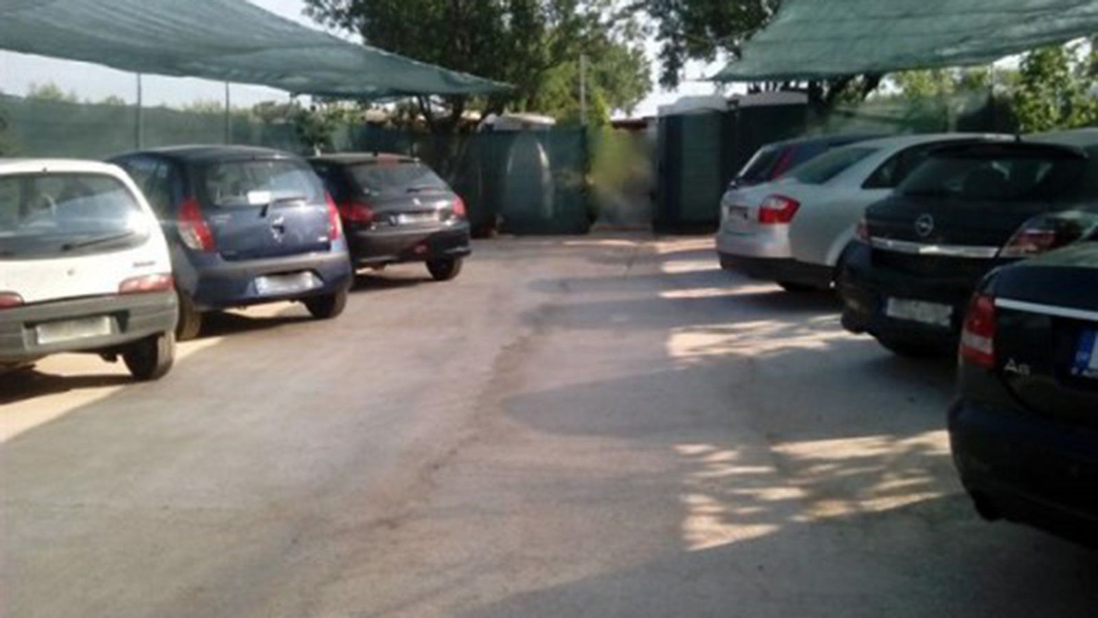 Ο εν λόγω άνδρας άνοιξε τον χώρο πάρκινγκ και ανέλαβε παρκαδόρος εισπράττοντας χρήματα από τους οδηγούς που επιθυμούσαν να σταθμεύσουν εκεί τα αυτοκίν