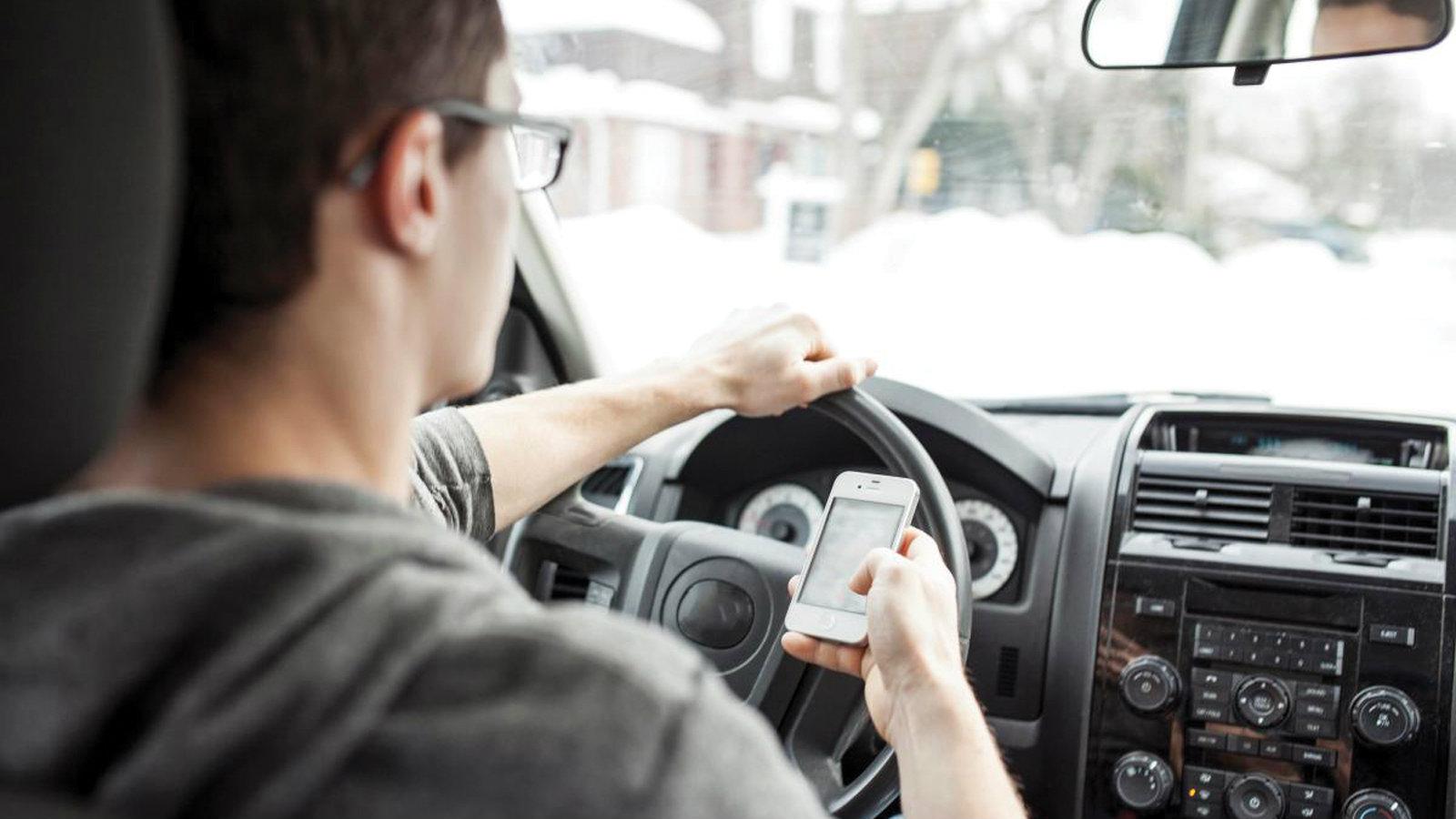 Οι Έλληνες οδηγοί με το κινητό στο χέρι