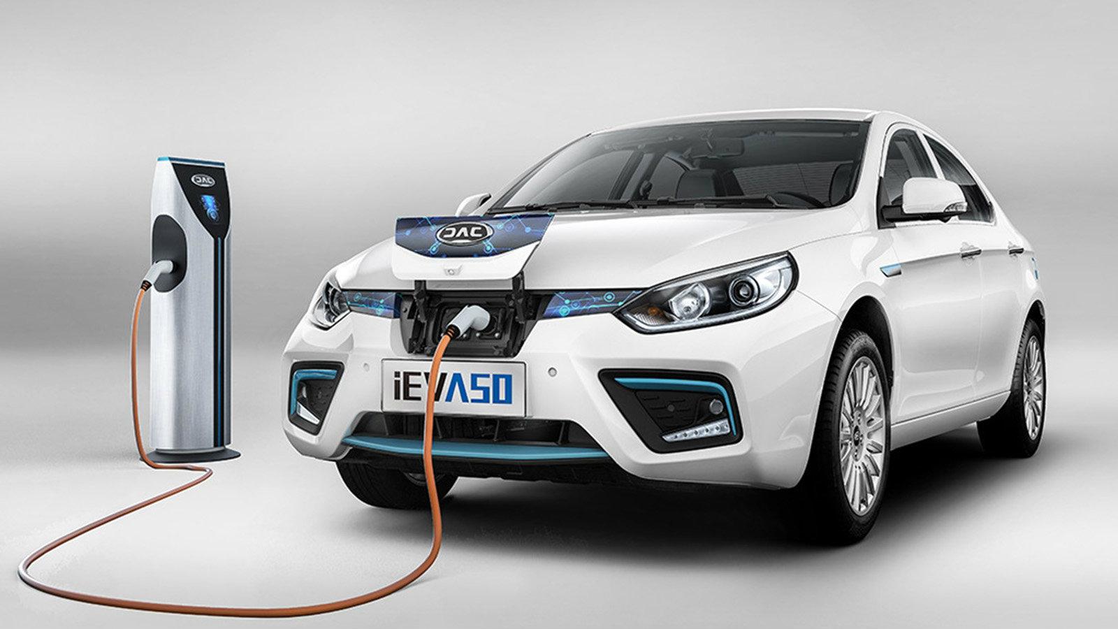 Όσον αφορά στην εμφάνιση του, δεν υιοθετεί κάτι ριζοσπαστικό.