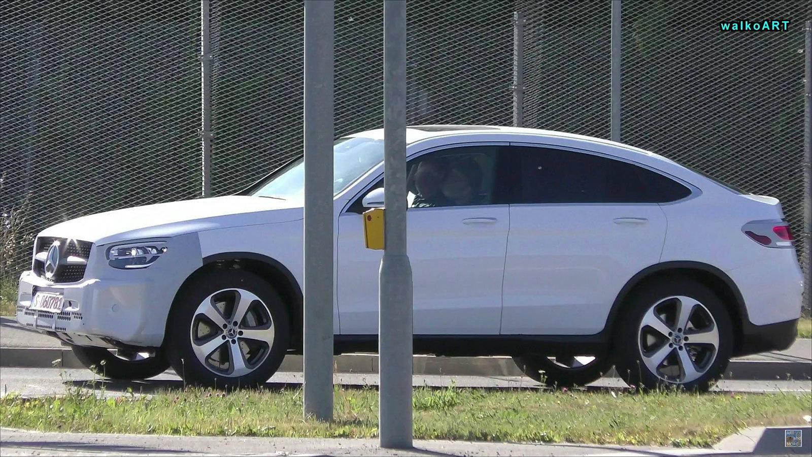 Το ανανεωμένο μοντέλο πιάστηκε να περιμένει σε ένα κόκκινο φανάρι στους γερμανικούς δρόμους.