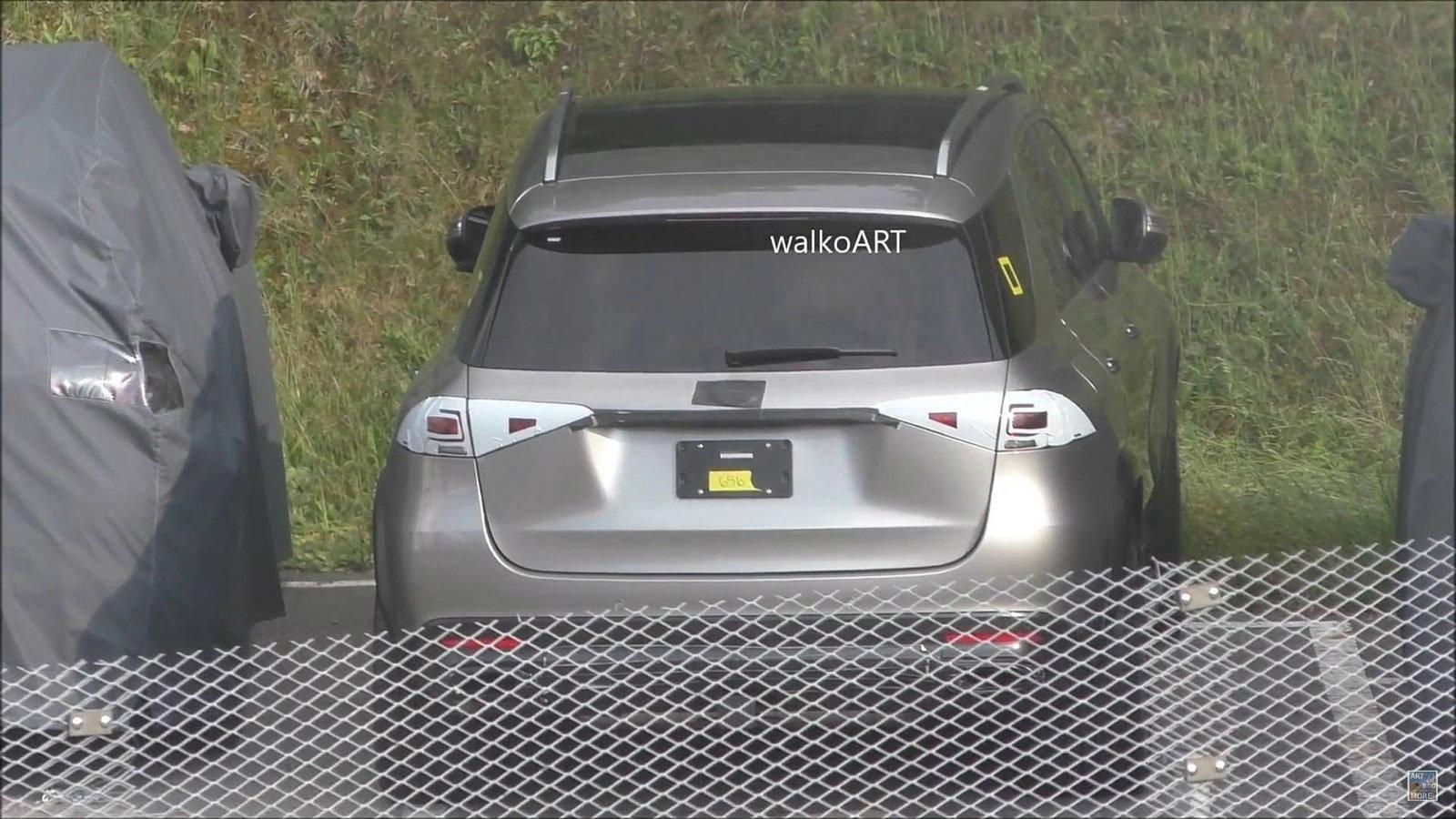 Στη Γερμανία με όσο το δυνατόν γίνεται λιγότερο καμουφλάζ εντοπίστηκε η νέα Mercedes GLE.