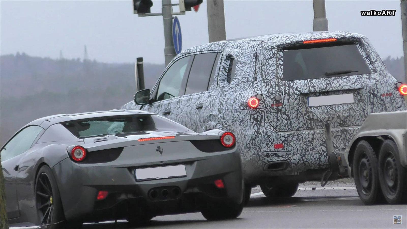 Στο φανάρι δίπλα από μία Ferrari 458 Spider, εντοπίστηκε η επερχόμενη Mercedes GLS.