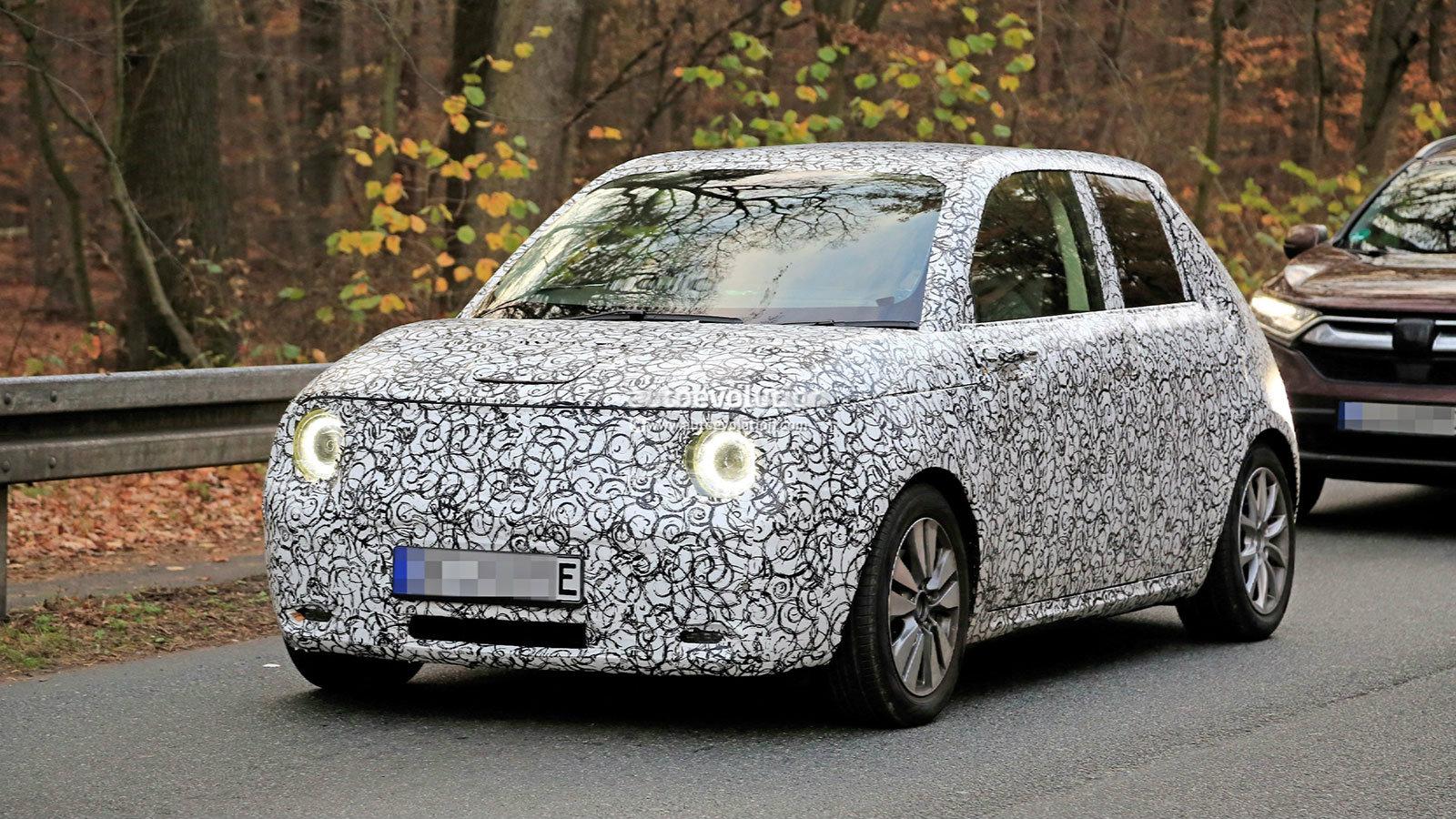 Το καμουφλαριμσένο Honda Urban EV σε δοκιμές που πραγματοποιούνται λίγο πριν την παρουσίαση του.
