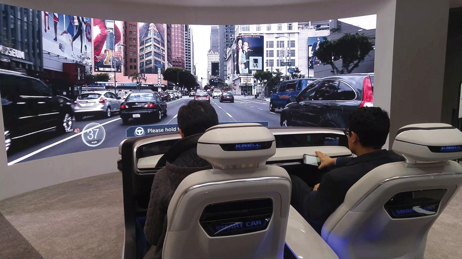 Η νέα τεχνολογία επιτρέπει στους επιβάτες να αισθανθούν όπως στο σαλόνι του σπιτιού τους. Όταν η αυτόνομη οδήγηση είναι ενεργοποιημένη μπορούν να βλέπ