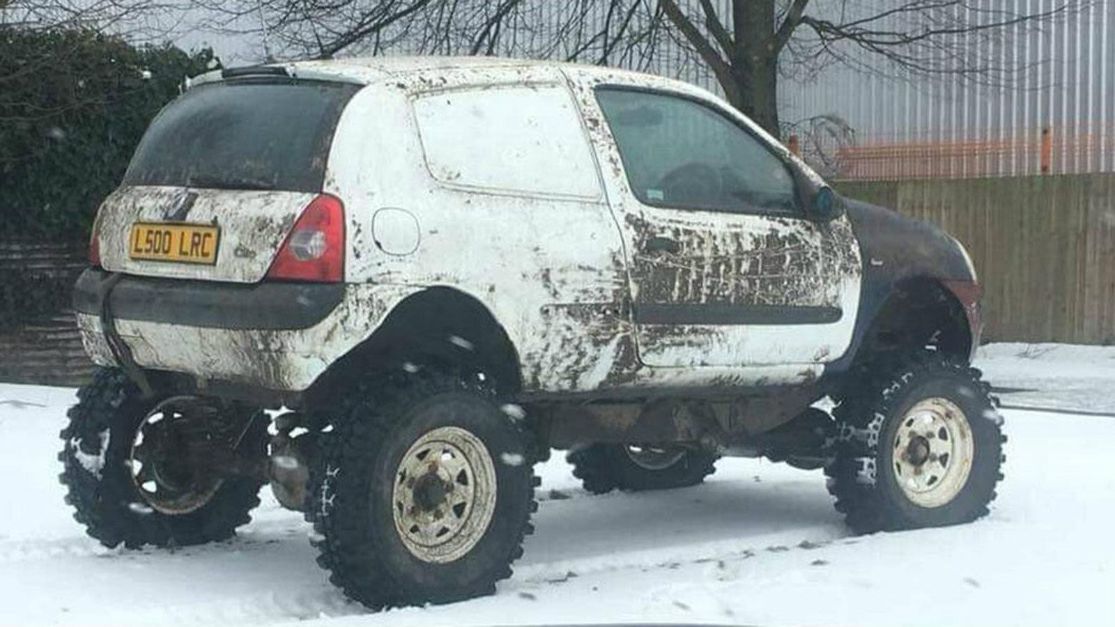 Ένα Renault Clio δεύτερη γενιάς μετατράπηκε σε ένα «σκληρό» off-road όχημα και η εικόνα όπως είναι φυσικό κάνει τον γύρο του διαδικτύου.