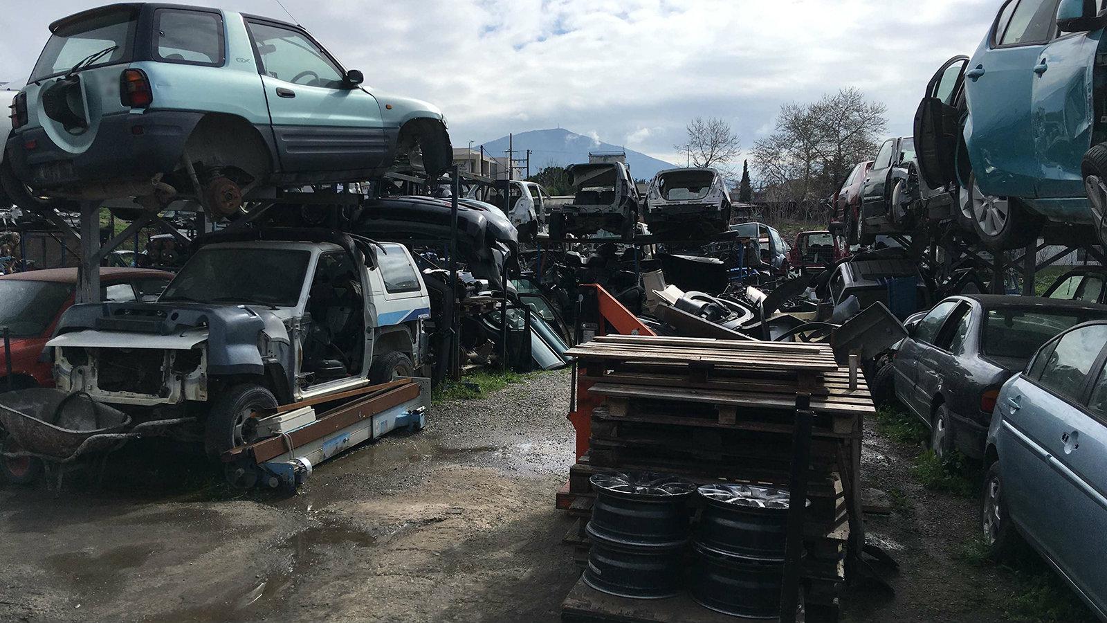 Η σχετική δικογραφία υποβλήθηκε στον αρμόδιο Εισαγγελέα, ενώ μέρος των αφαιρεθέντων τμημάτων – ανταλλακτικών οχημάτων αποδόθηκαν στους νόμιμους 