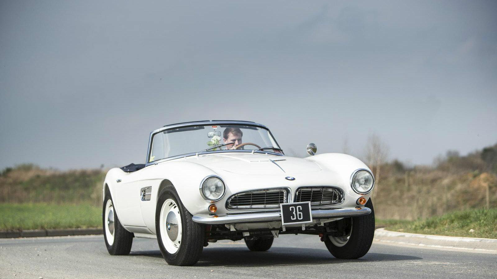 Κάτω από το καπό βρίσκεται ένας V8 κινητήρας 3,2 λίτρων με απόδοση 150 ίππους.