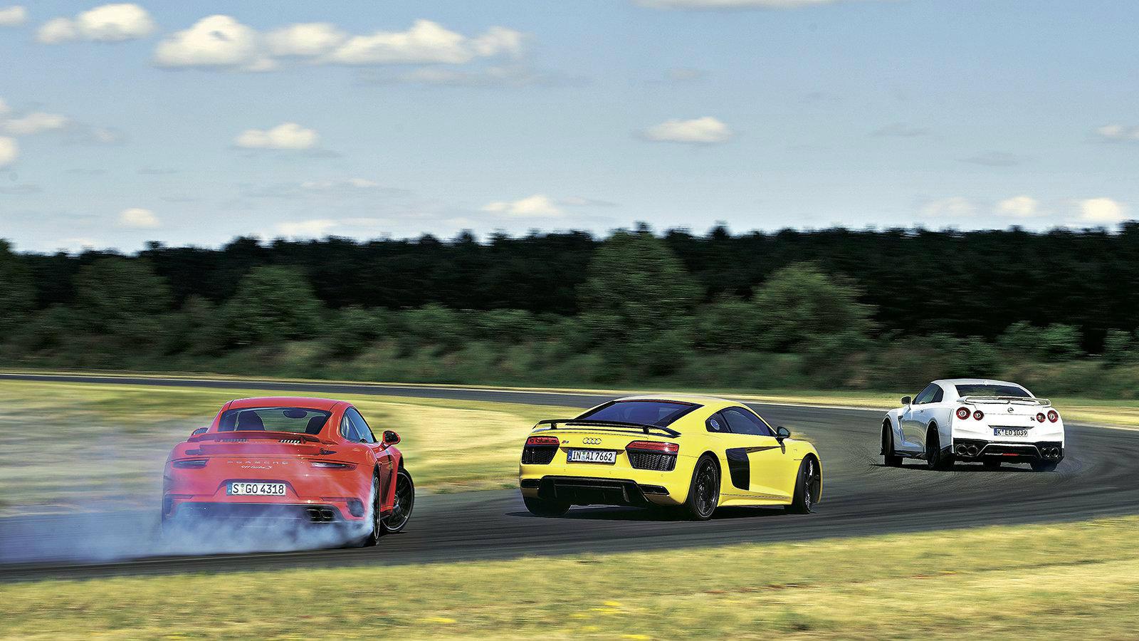 Η εικόνα είναι χαρακτηριστική: η 911 καπνίζει τα πίσω λάστιχα, το Nissan γλιστράει με τα τέσσερα (και είναι μπροστά), ενώ το Audi ακόμα και στο όριο, 