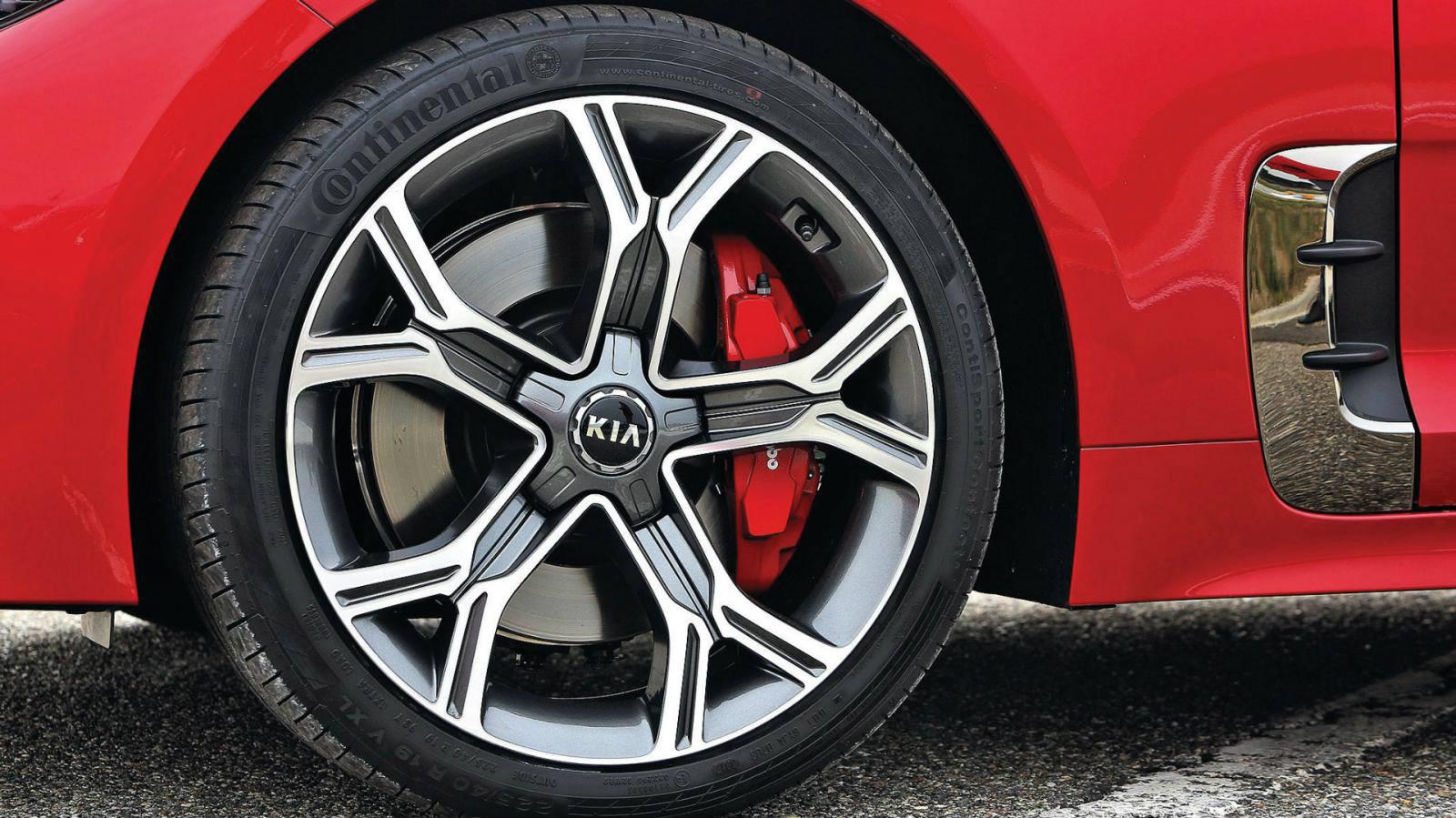 Stinger: 19 ιντσών οι τροχοί ελαφρού κράματος, με ελαστικά 225 εμπρός και 255 πίσω. Κόκκινες οι δαγκάνες των φρένων.