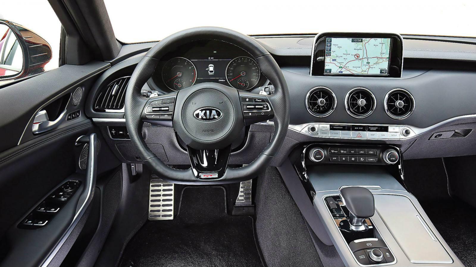Ένα Kia σαν κανένα άλλο. Τόση πολυτέλεια δεν έχει ξαναγίνει. Οι 3 αεργωγοί και η οθόνη στο κέντρο θυμίζουν λίγο Mercedes. 