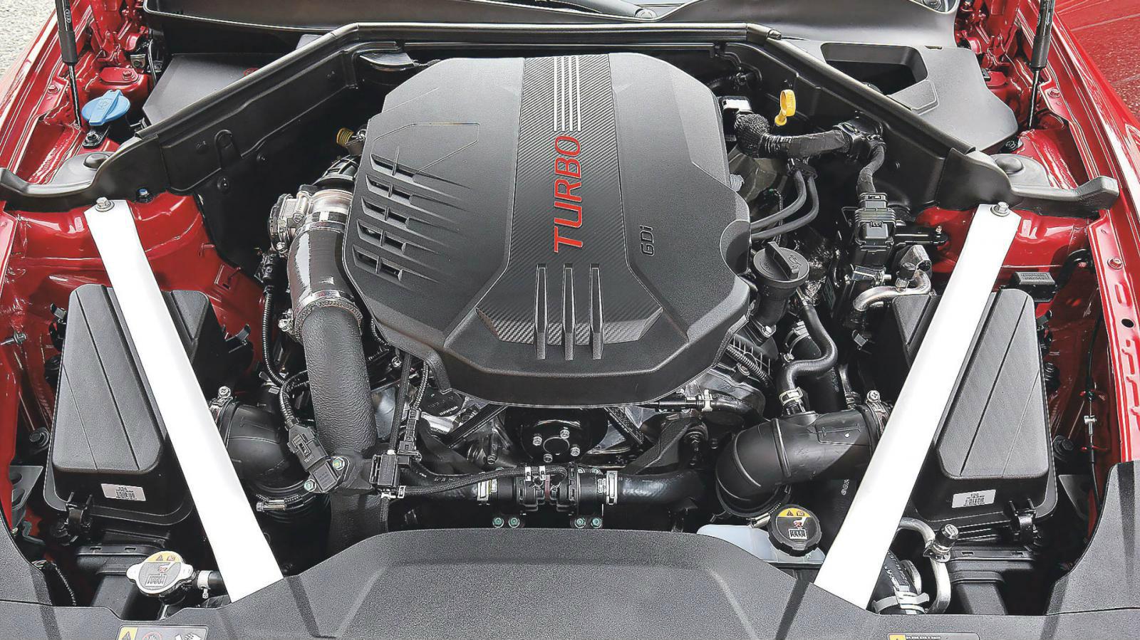 Stinger: Καταμήκος τοποθετημένος 6κύλινδρος: Το μοτέρ της Kia δίνει 370 άλογα από 3,3 λίτρα. 
