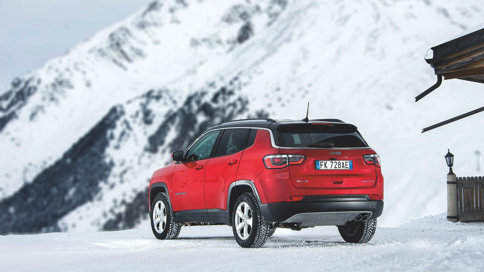 Ογκώδες πίσω μέρος που το κάνει να δείχνε επιβλητικό. Το κατώφλι φόρτωσης είναι ψηλά (81εκ).