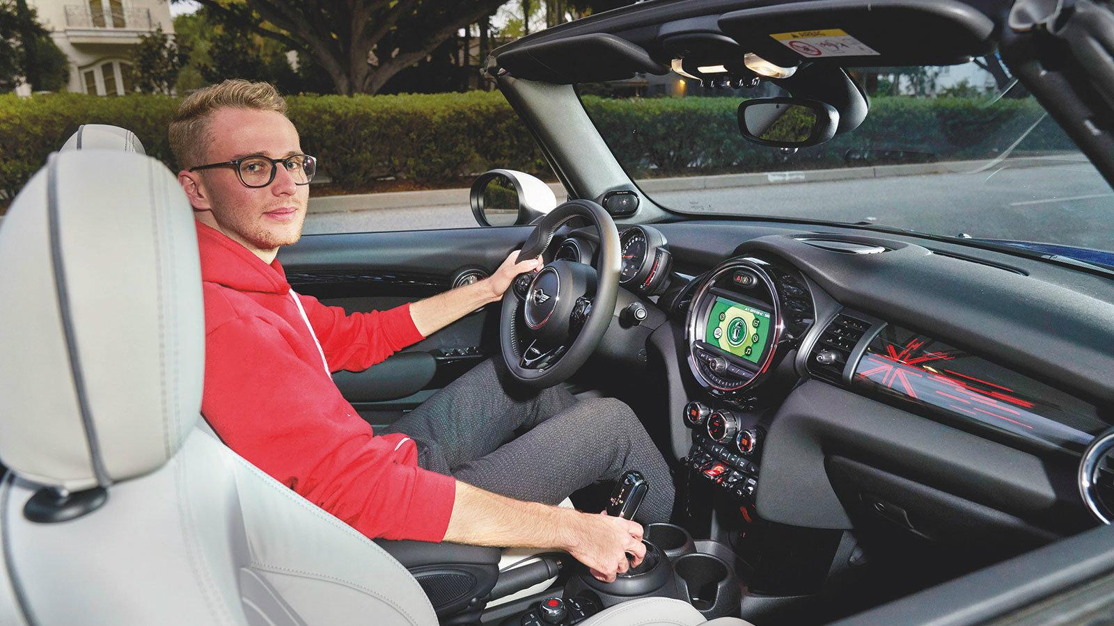 Ευχάριστο εσωτερικό με καλή ποιότητα και βελτιωμένη θέση οδήγησης.