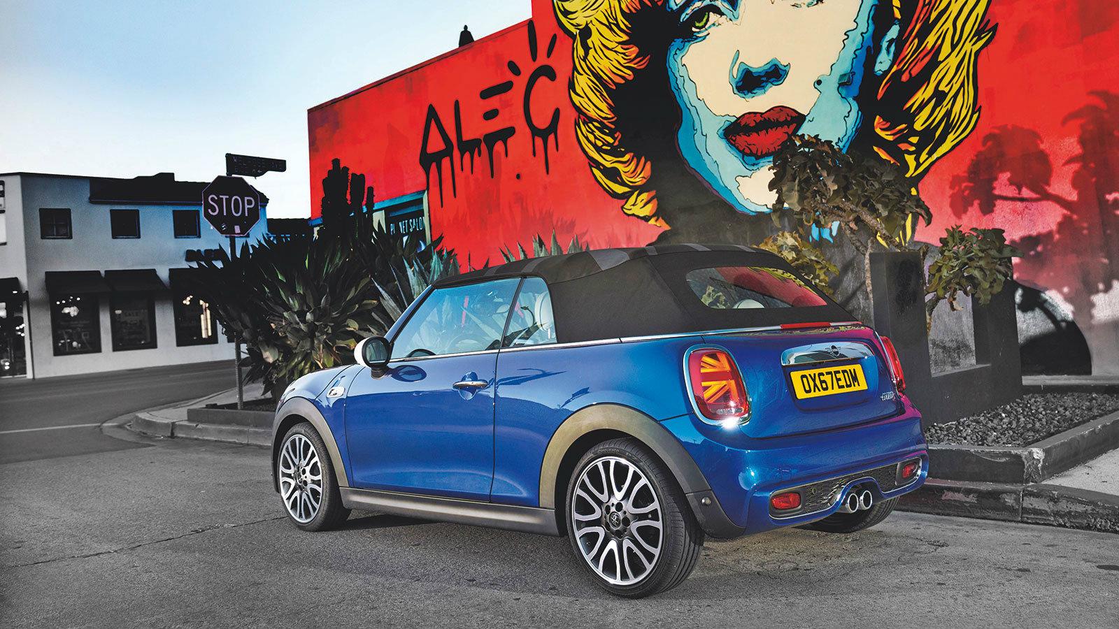 Η υφασμάτινη οροφή είναι πολύ καλής ποιότητας και έχει ρετρό καταβολές.