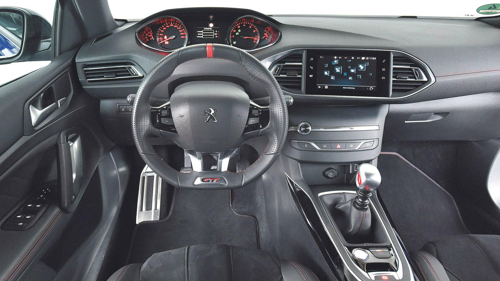 Πολλές επιφάνειες είναι επενδυμένες με συνθετικό δέρμα και αλκαντάρα, έχοντας κόκκινες ραφές παντού και το λογότυπο GTi να κοσμεί καθίσματα και τιμόνι