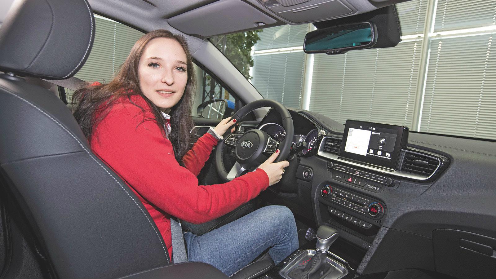 Τακτοποιημένο και κλασσικό. Διαθέτει κυρίως μαλακά πλαστικά αλλά ο πίνακας οργάνων παραμένει αναλογικός.