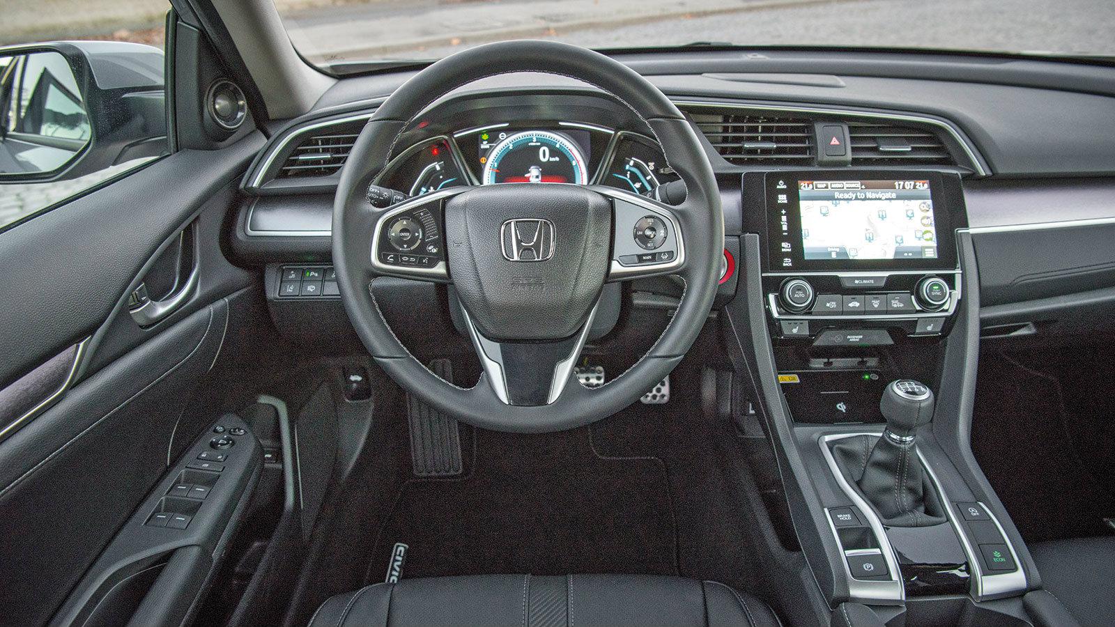 Χωρίς αλλαγές το εσωτερικό παραμένει ποιοτικό και ιδιαίτερο σχεδιαστικά. 