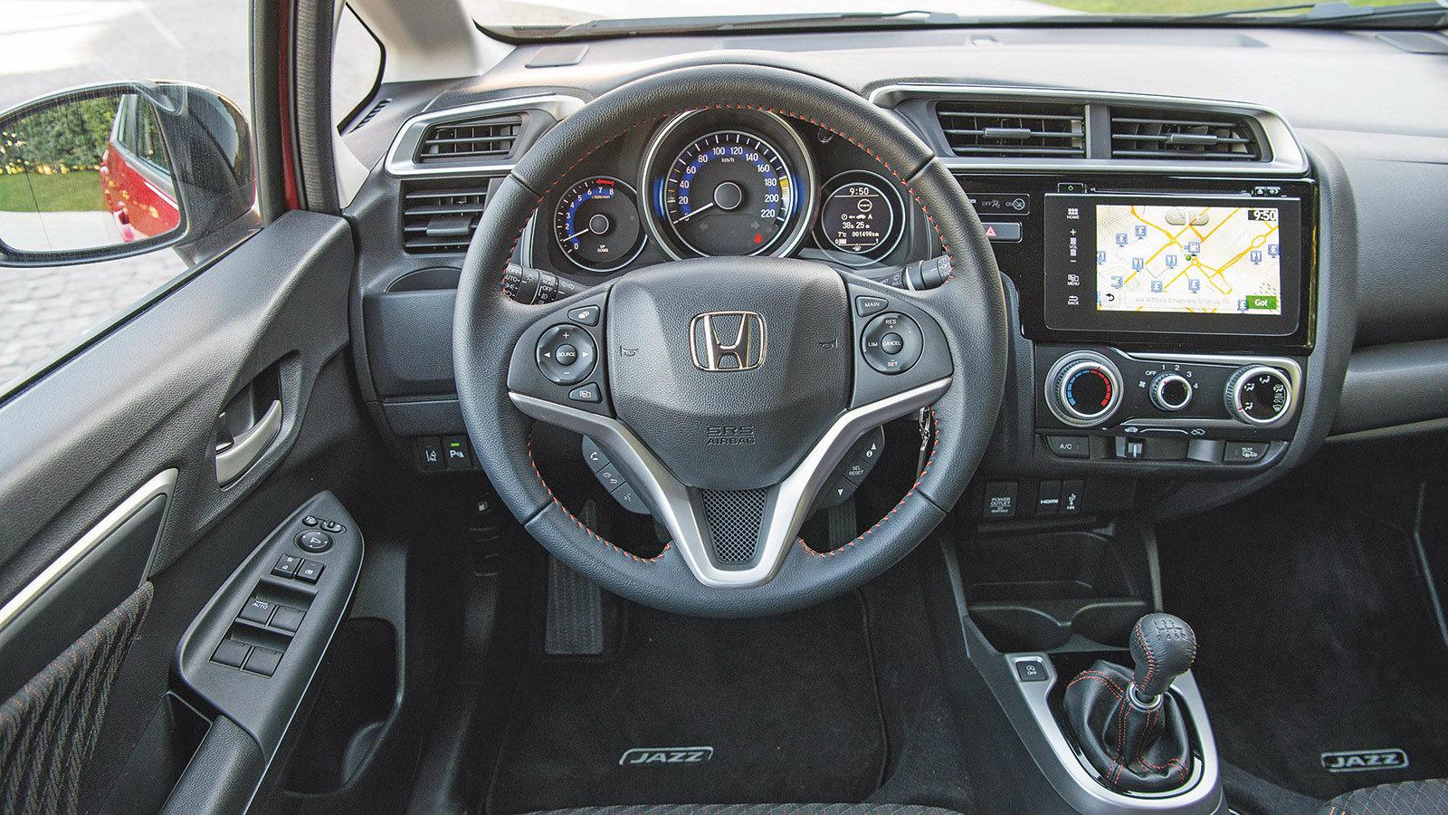 Καλή ποιότητα, παρά τα σκληρά πλαστικά και άριστη συναρμογή.