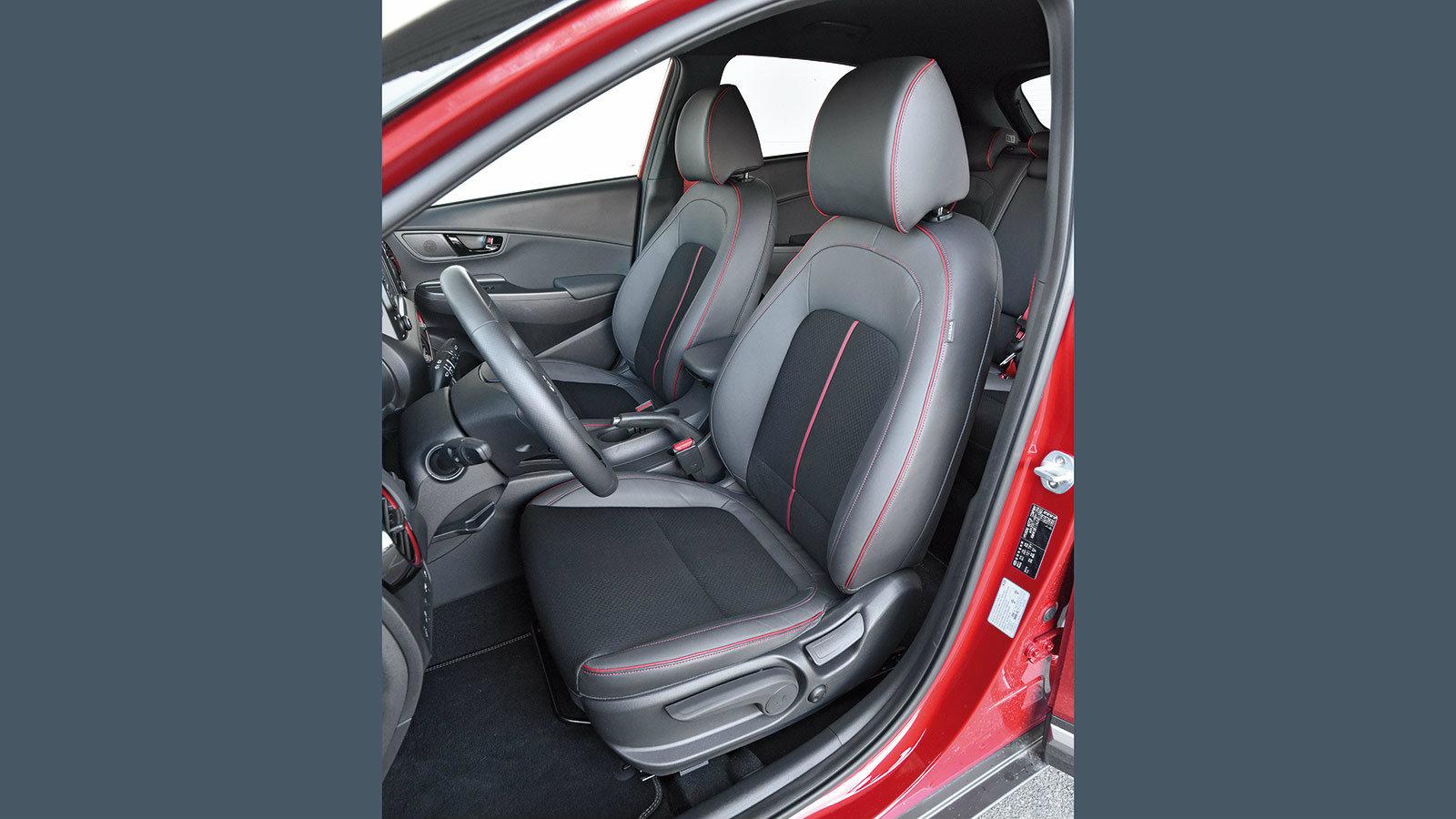 ¶νετα καθίσματα αλλά θα θέλαμε καλύτερη πλευρική στήριξη.