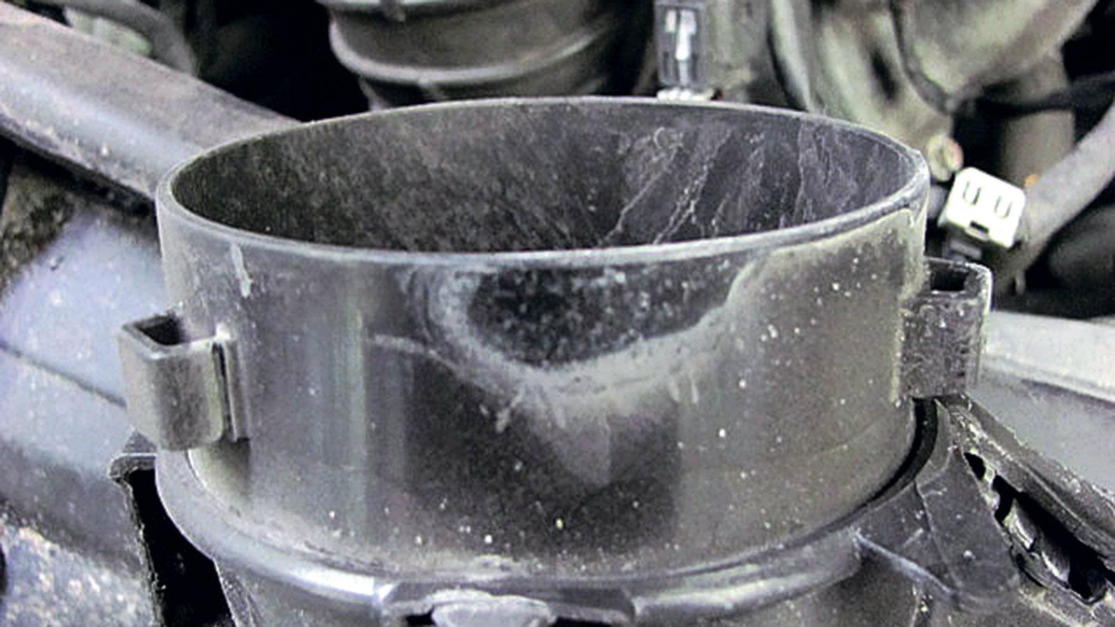 Χαλαρός σωλήνας: Η σύνδεση του συστήματος εισαγωγής αέρα δεν είναι σταθερή.