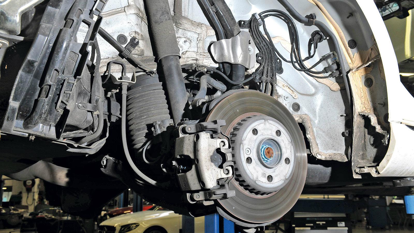 Θόλοι τροχών: Υπάρχει πολλή τεχνολογία κάτω από τους θόλους των τροχών. Εκτός από τα αμορτισέρ συναντάμε και τα σωληνάκια του συστήματος airmatic.