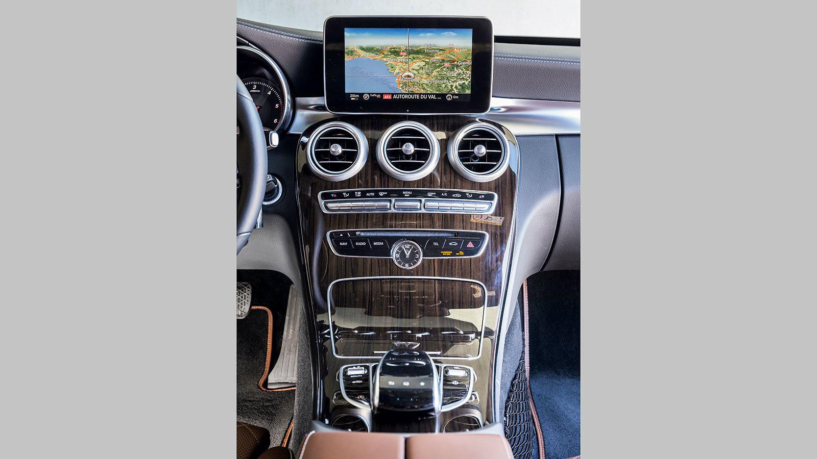 Το navi δεν ενημερώσει σε πραγματικό χρόνο για την κίνηση. Η ποιότητα του εσωτερικού είναι κορυφαία.