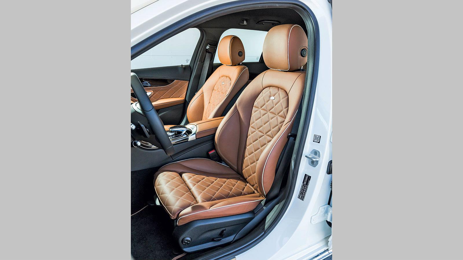 Μας άρεσαν πολύ τα δερμάτινα καθίσματα με τις λευκές ραφές.