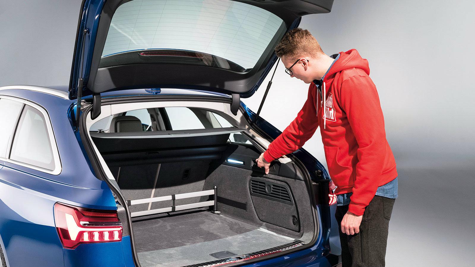 Η αυτόματη 5η πόρτα και οι ηλεκτρικά αναδιπλούμενες πίσω θέσεις είναι στον βασικό εξοπλισμό (στην Γερμανία).