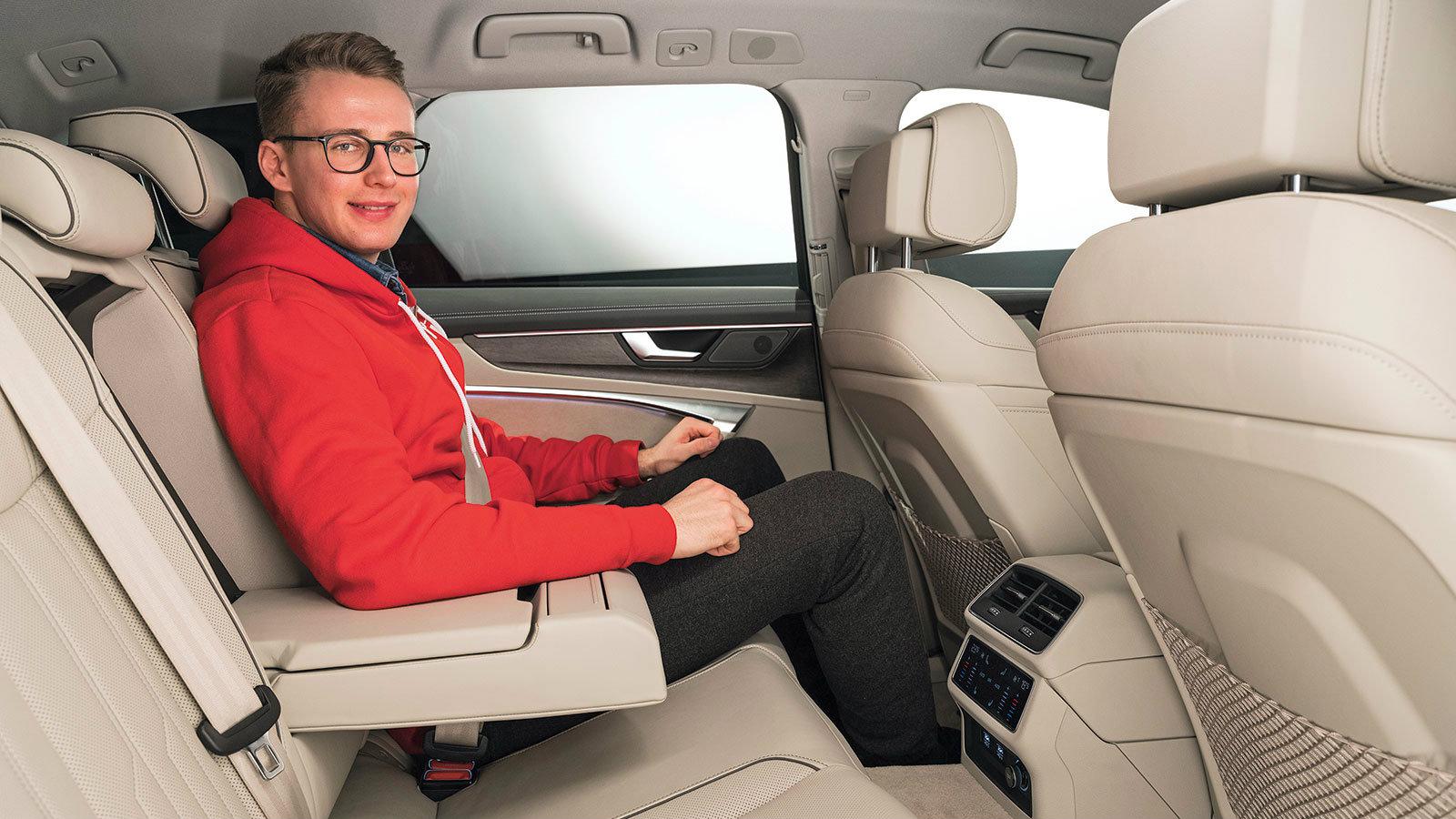 Οι χώροι για τους επιβάτες είναι άφθονοι ενώ ακόμα και πίσω η οθόνη είναι αφής.