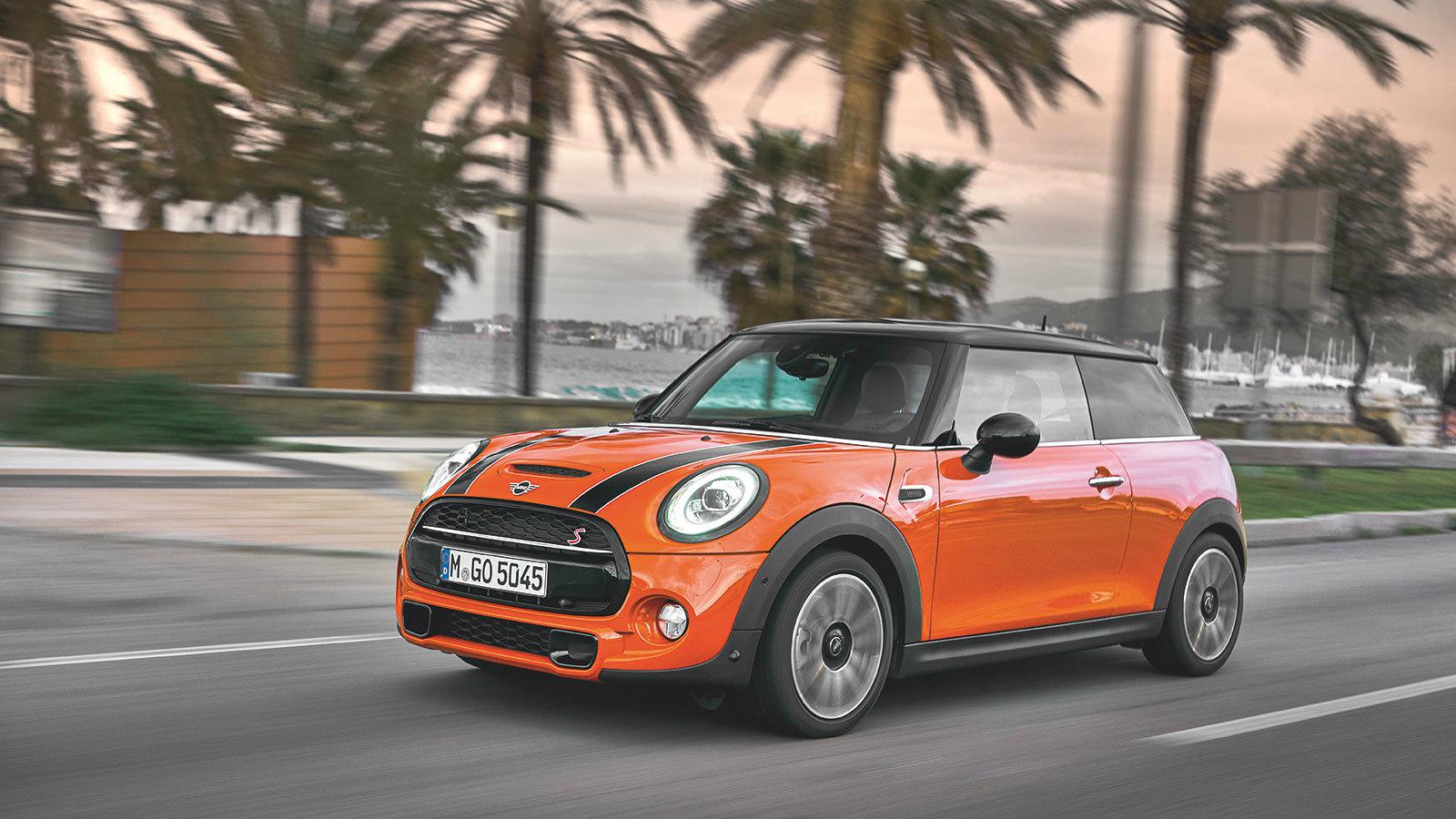 Οι αλλαγές στην εξωτερική σχεδίαση του αυτοκινήτου είναι περιορισμένες αλλά το ΜΙΝΙ είναι έτσι και αλλιώς διαχρονικό.