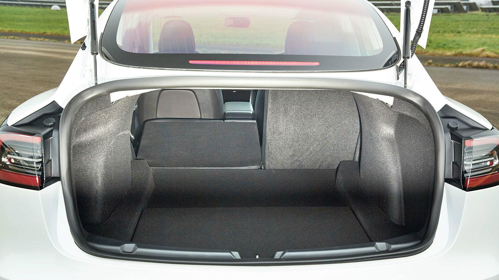 Ο χώρος αποσκευών στο πίσω μέρος θα χωρέσει 340 λτ.