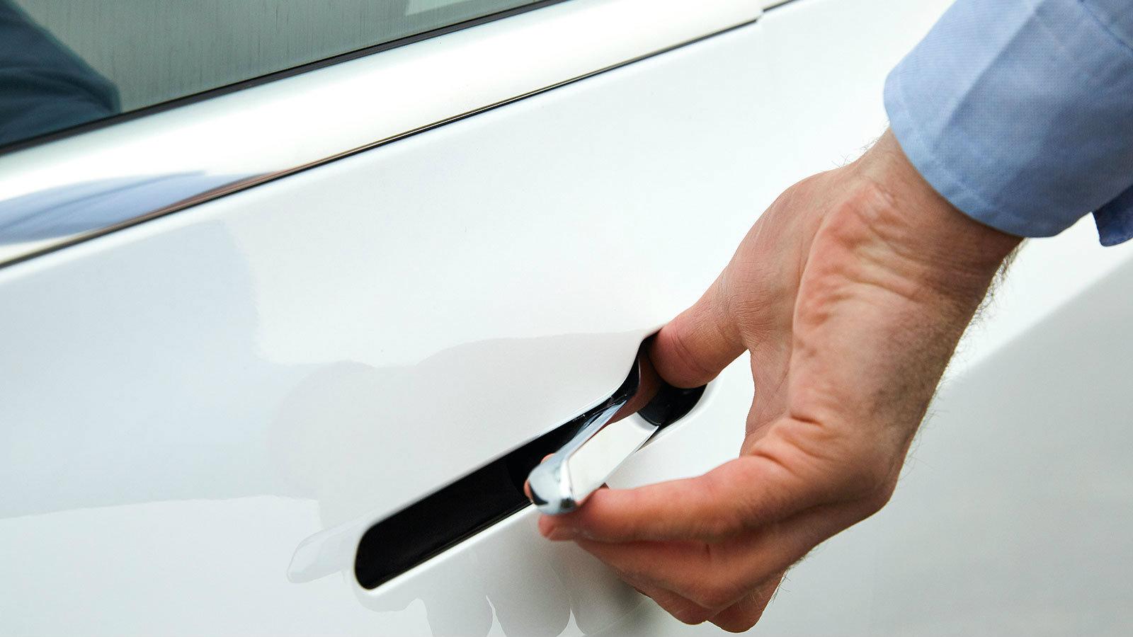 Οι κρυμμένες χειρολαβές βοηθούν στην αεροδυναμική αλλά προσέχτε τα νύχια σας!