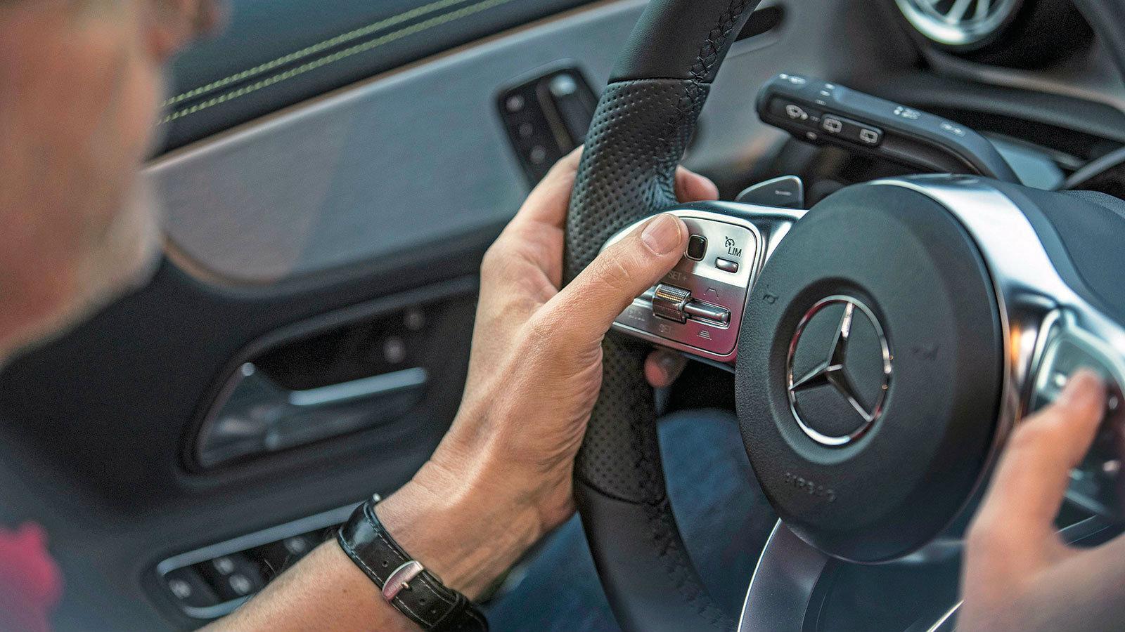 Το τιμόνι μοιάζει με της S-Class και φιλοξενεί τα κουμπιά του συστήματος MBUX.