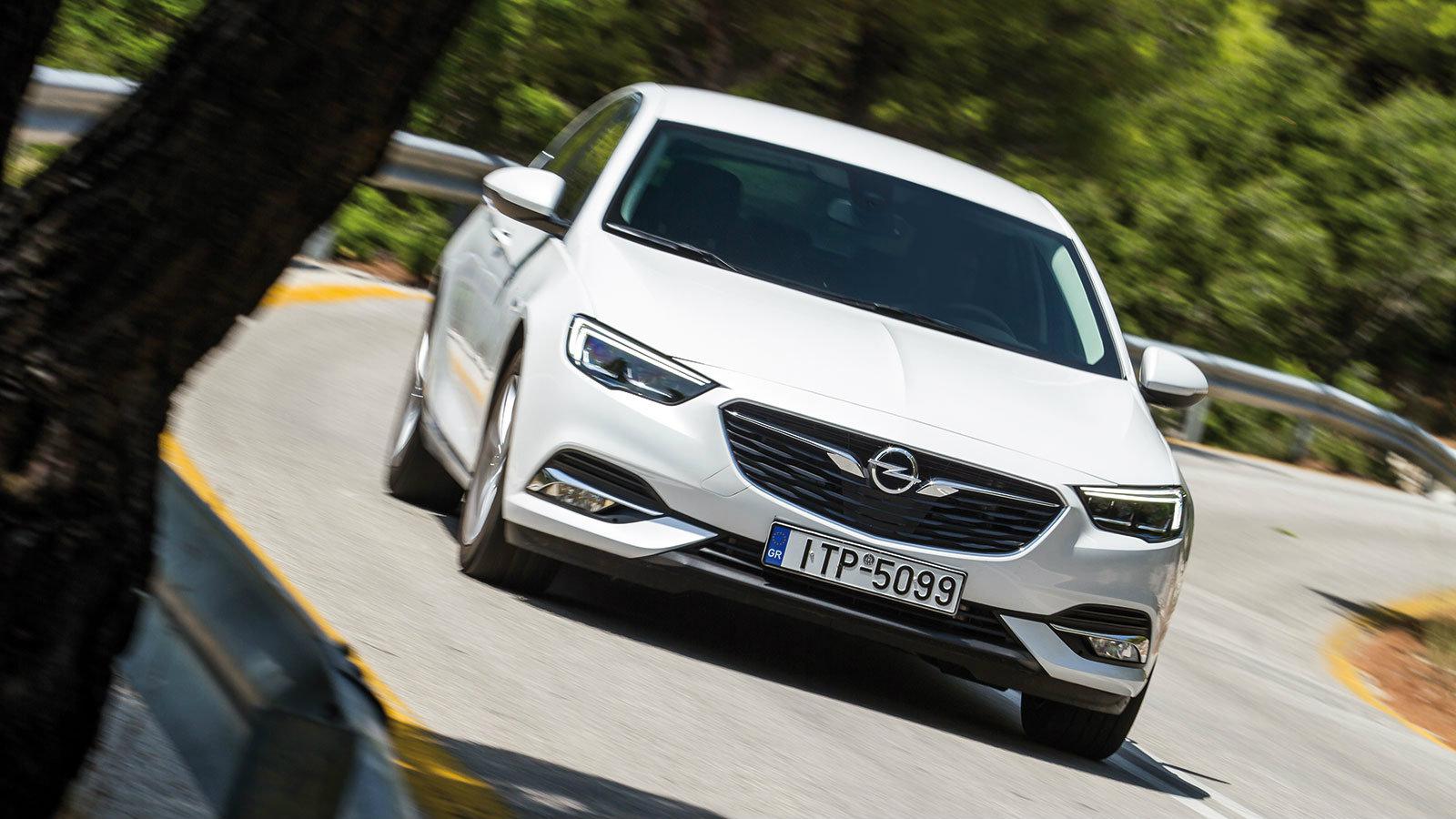 Τα νέα φωτιστικά σώματα δημιουργούν άγρια πρόσοψη στο νέο Insignia.