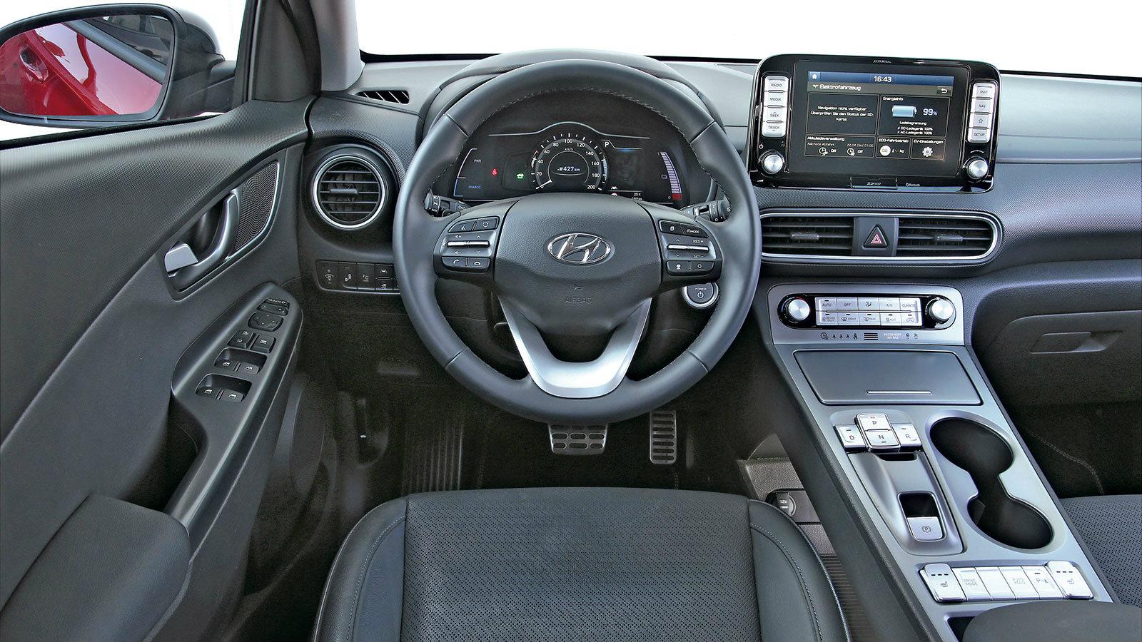 Ανασχεδιασμένο εσωτερικό με όργανα από το Ioniq και νέα κεντρική κονσόλα για το αυτόματο κιβώτιο ταχυτήτων.