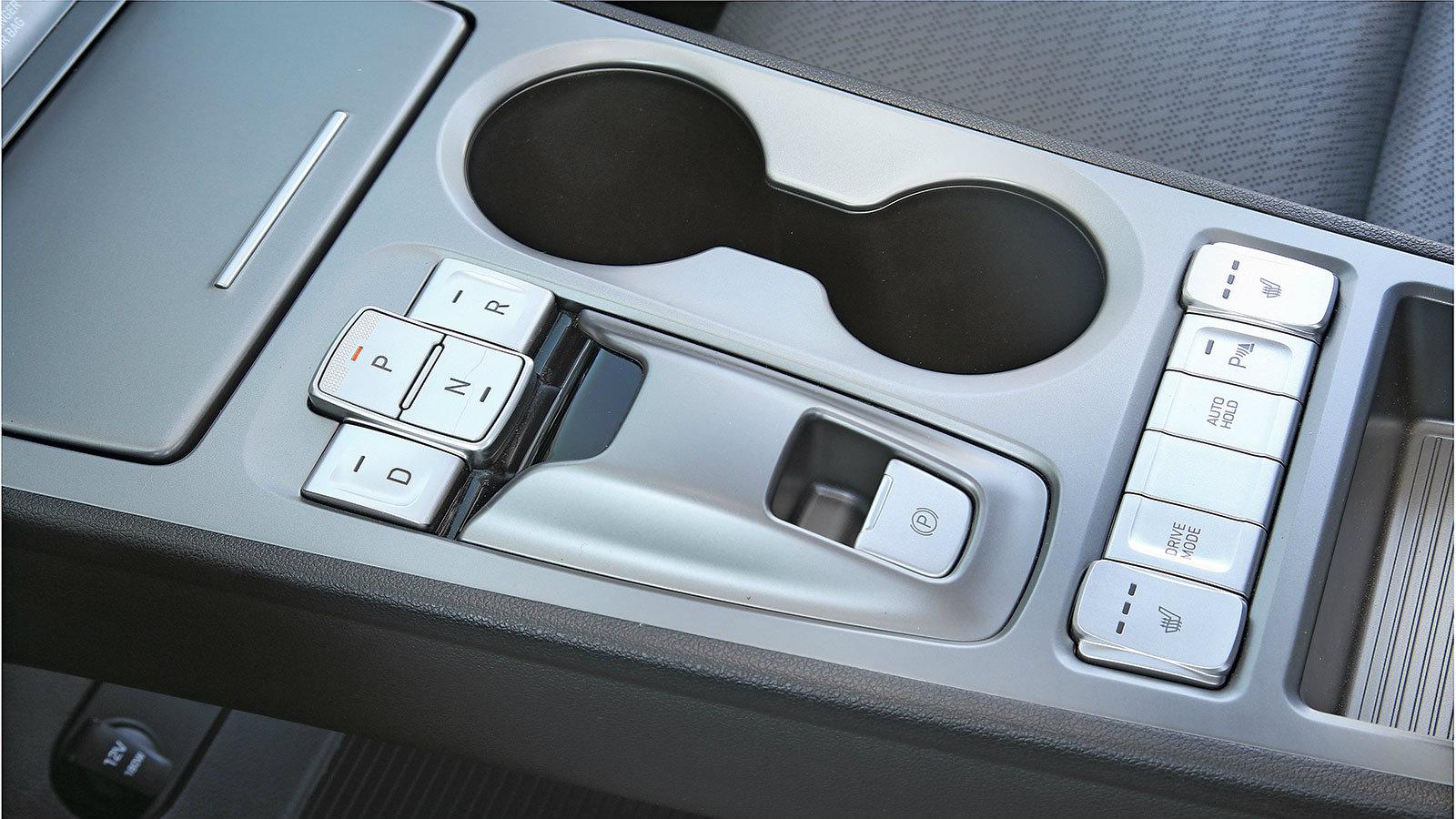 Ανασχεδιασμένο εσωτερικό με όργανα από το Ioniq και νέα κεντρική κονσόλα για το αυτόματο κιβώτιο ταχυτήτων.