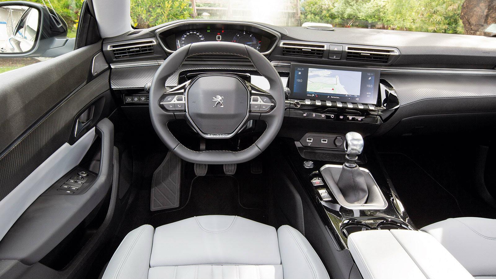Στο εσωτερικό τον τόνο δίνει ο εντυπωσιακός ψηφιακός πίνακας οργάνων i-Cockpit, ο οποίος συνδυάζεται με μια μεγάλη ψηφιακή οθόνη αφής για το σύστημα π