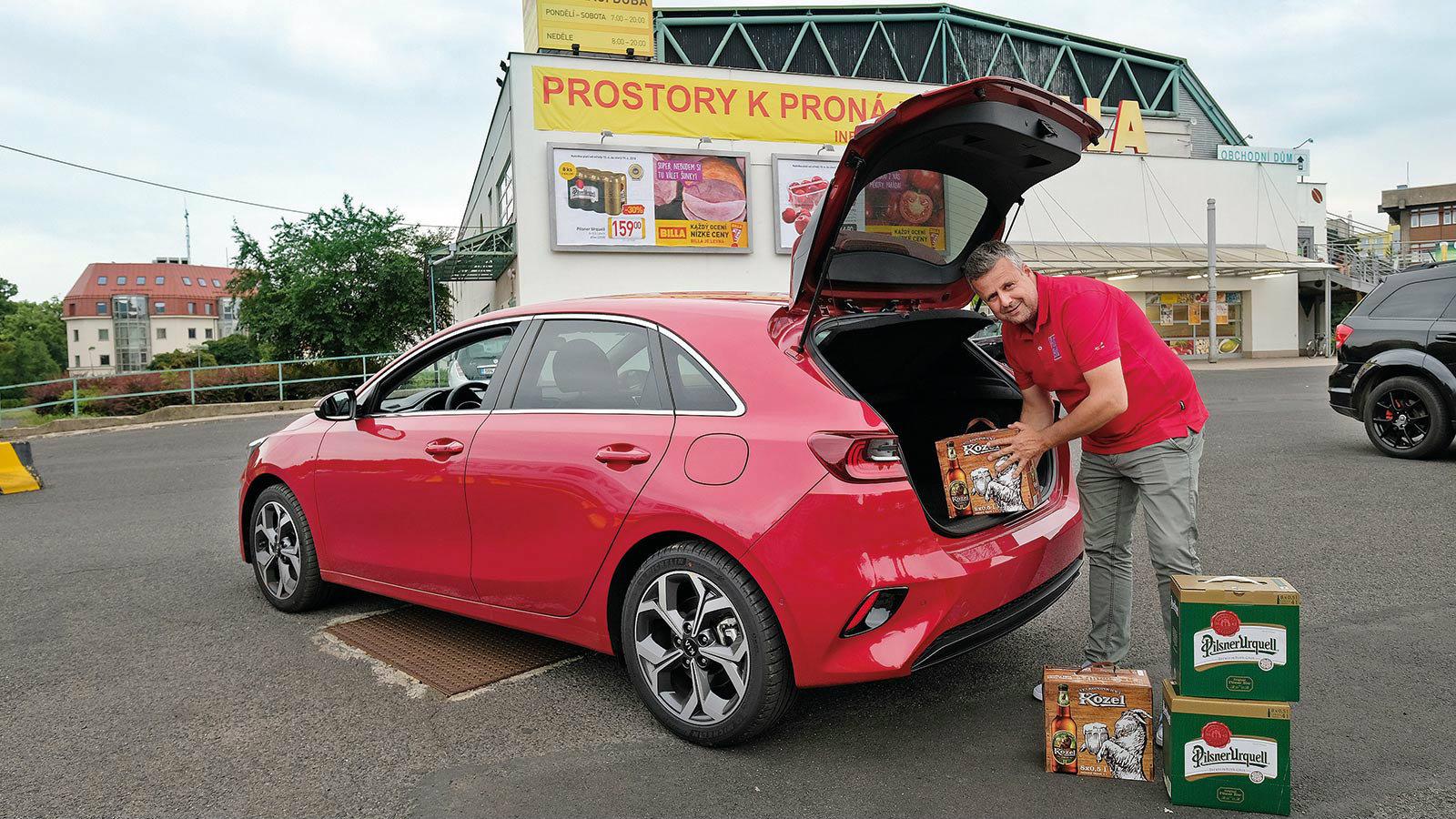 Αγοράσαμε τσέχικη μπύρα λίγο πριν τα σύνορα. Ο χώρος αποσκευών χωράει 395 λίτρα- 15 παραπάνω από το Golf.