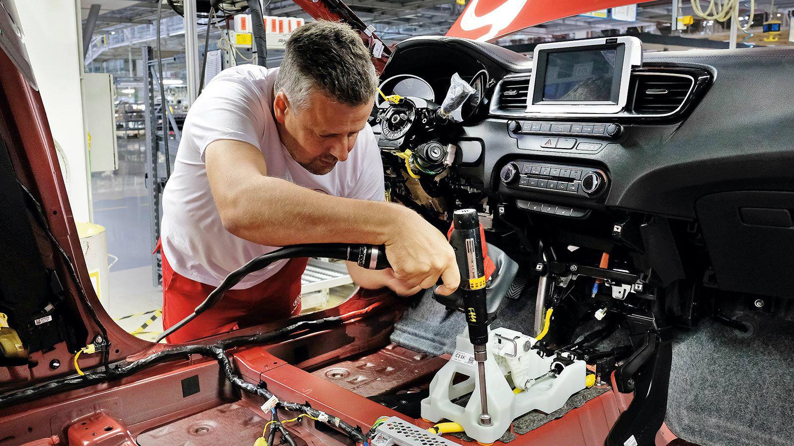 Ο συντάκτης της Autobild Andreas May επί το έργον στο εργοστάσιο της KΙΑ  στην Ζίλινα της Σλοβακίας.