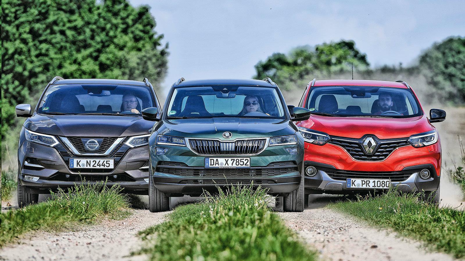 Τρία μικρομεσαία SUV, Karoq στην μέση, Qashqai αριστερά, Kadjar δεξιά.