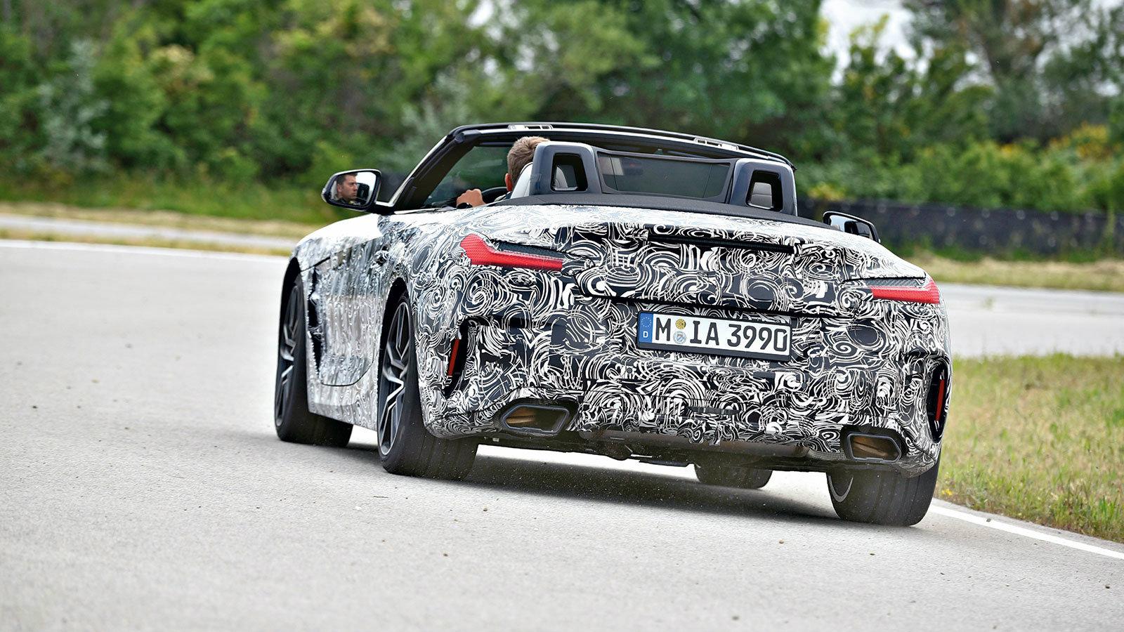 Το Roadster εξακολουθεί να είναι καμουφλαρισμένο στην πλάτη, αλλά το βλέπουμε και έτσι. Το νέο Z4 M40i εξοπλίζεται με διπλά φαρδιά τελικά εξάτμισης, έ