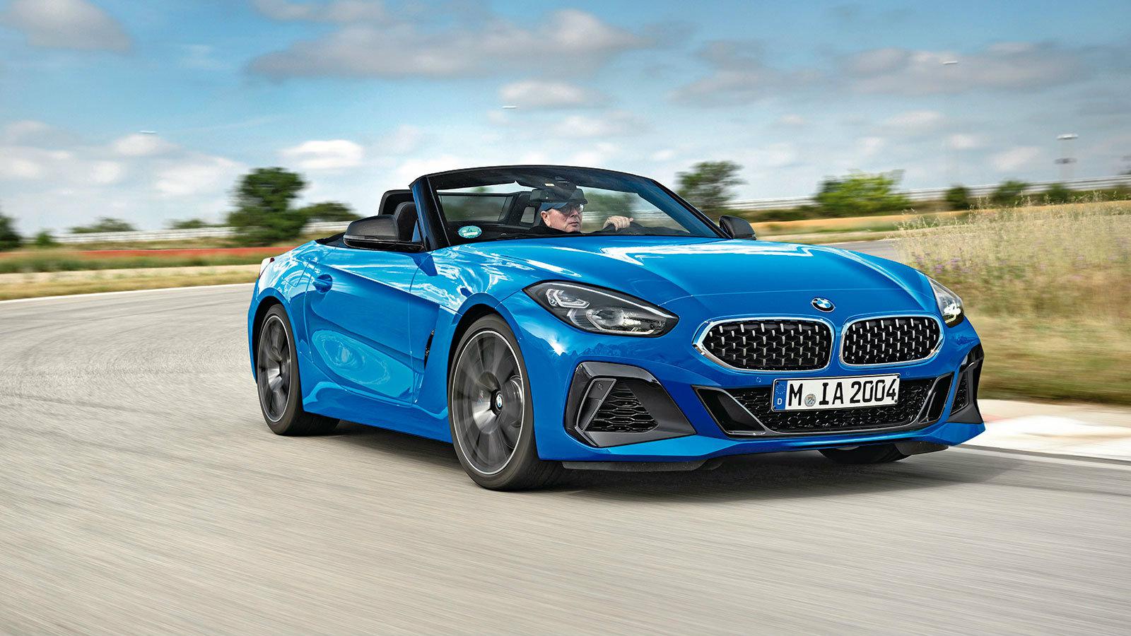 Μακρύ καπό και μεγάλα νεύρα λόγω επίπεδης, δροσερής εμφάνισης. Πρώτη επαφή με το πρωτότυπο Z4 στην πίστα. Ο εικονογράφος μας έχει ήδη αφαιρέσει την κά