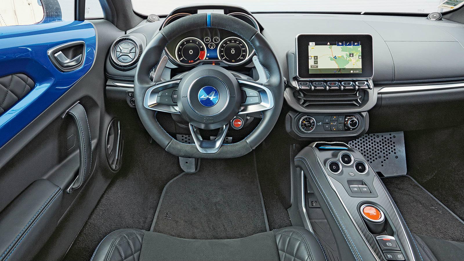 Υπέροχο, ανεξάρτητο πιλοτήριο με τον διακόπτη επιλογής προγράμματος να βρίσκεται στο τιμόνι και τα πλήκτρα για το αυτόματο κιβώτιο στην κεντρική κονσό