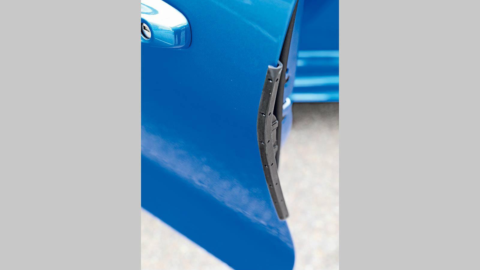 Το προστατευτικό της πόρτας ενεργοποιείται αυτόματα με το άνοιγμα της, προφυλάσσοντας από γδαρσίματα.