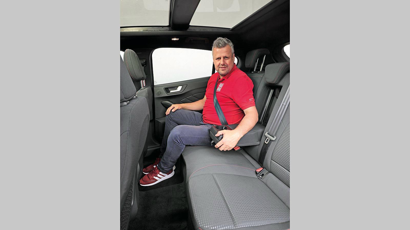 Τακτοποιημένο και κομψό εσωτερικό με την οθόνη πλοήγησης στο σωστό ύψος. 