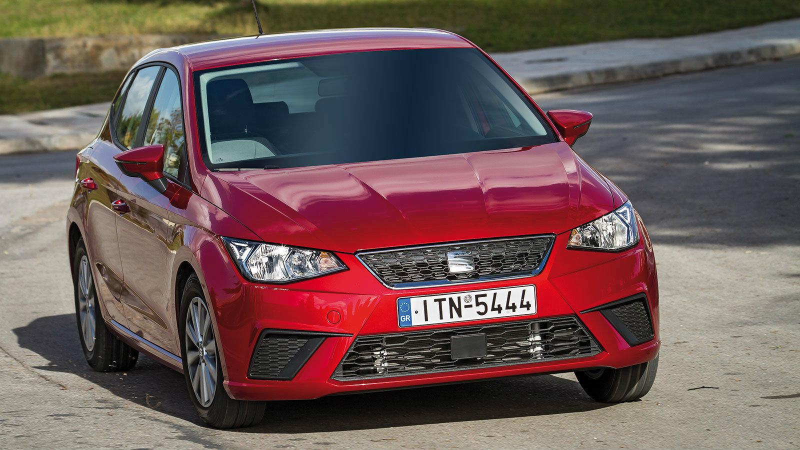 Τριγωνικά σχήματα σε φωτιστικά και καθρέφτες, δίνουν πιο νεανική αλλά και ζωηρή εμφάνιση στο Ibiza 5ης γενιάς.