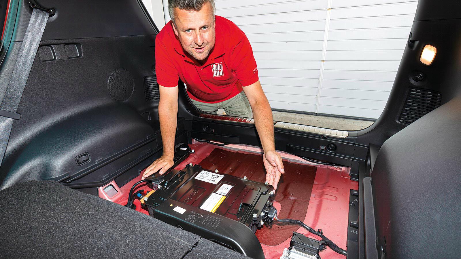 Μικρό κουτί, μεγάλο όφελος: Η μπαταρία βρίσκεται στο διπλό δάπεδο φόρτωσης.