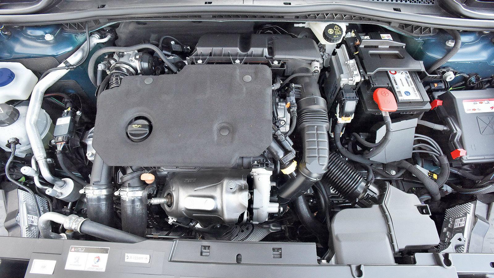 Ο μικρός κινητήρας επιδεικνύει εξαιρετικούς τρόπους και είναι τοποθετημένος πιο πίσω στο αυτοκίνητο, κάτι ευεργετικό για τις στροφές.